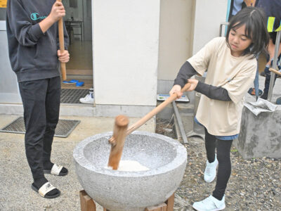 地域住民が元気に餅つき