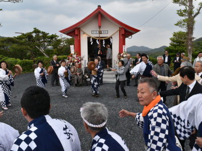 与湾大親神社を再建