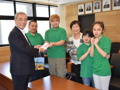 奄美市に寄付金１０万円贈呈