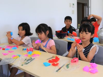 「母の日」前にカーネーションづくり