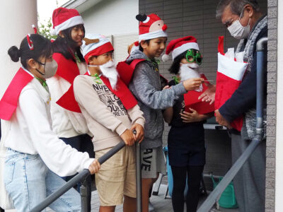 小さなサンタが贈り物