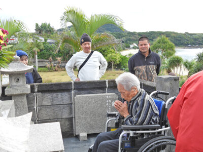 ３年ぶり墓参に１０５歳感涙