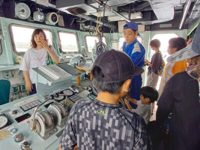 海上自衛隊水中処分母船　喜界島で一般公開