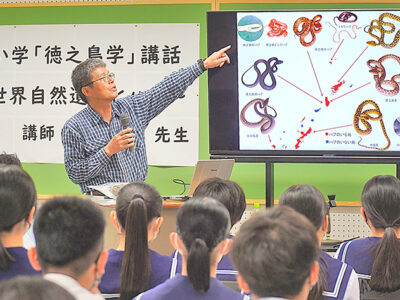 東天城中で出前授業　「ハブ博士」服部氏が講話