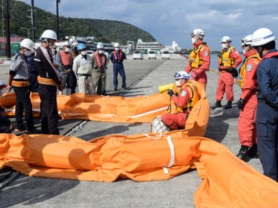 油の流出、専門部隊が指導