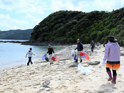 ダイビングショップ協力でビーチクリーン