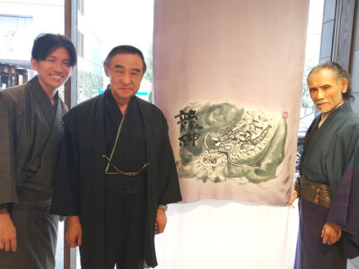 片岡鶴太郎さん「額裏」展でトークイベント