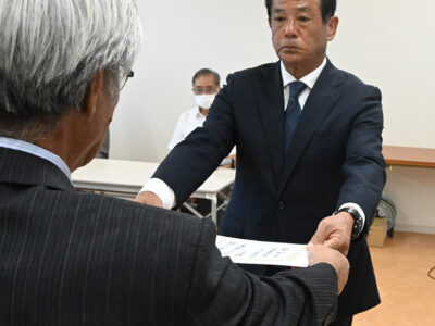 与論町長・町議補選　当選証書付与