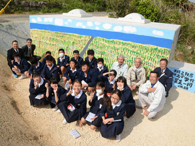 かんがい施設に壁面アート