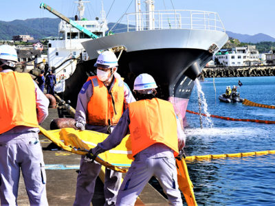 海上への油流出事故を想定