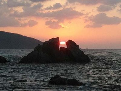 「夫婦岩」に夕日重なる光景出現