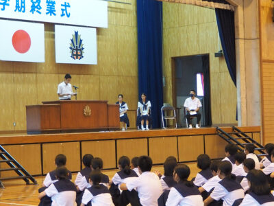 小中学校で終業式