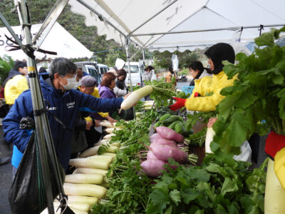 大和村　ひらとみ朝市にぎわう