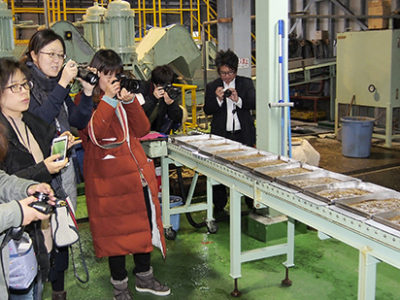 上海メディア来島　黒糖焼酎工場を取材
