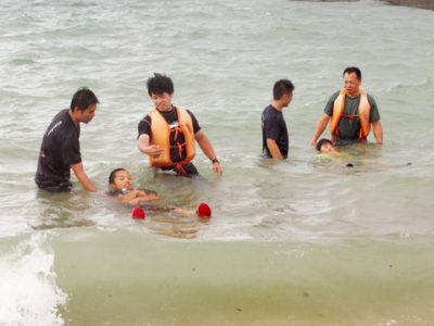 節田小で着衣水泳