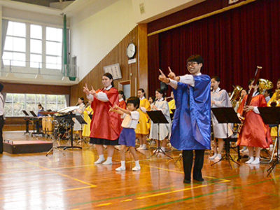 大島高校吹奏楽部　和泊小で特別演奏会