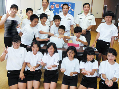 南極の氷に歓声