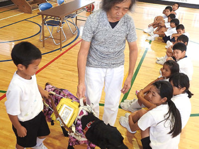 伊仙町馬根小 視覚障がい夫妻や盲導犬と交流