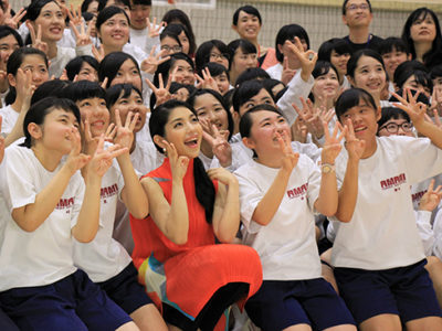 城南海さん　サプライズで奄高生にエール