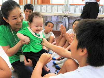 東城小中で「赤ちゃん先生」