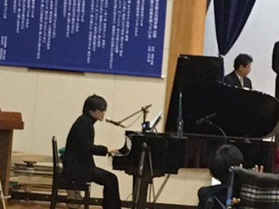 躍動感あふれる式歌を作曲、生で披露