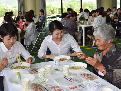 奄看専で「敬老感謝の集い」