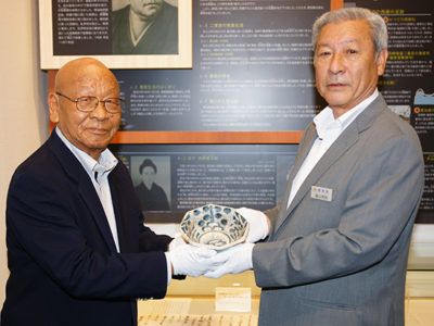 西郷からの返礼品　龍郷町教委に寄贈