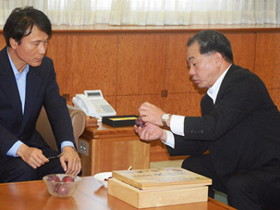 「奄美プラム」を三反園知事に贈呈