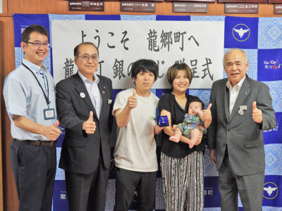 新生児に「銀のさじ」贈呈