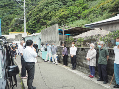 握手、街頭演説控えめ