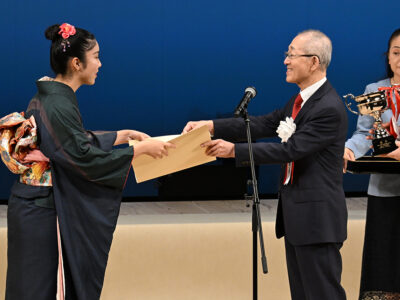 民謡民舞・成青年部で峰岡さん（奄美芸能徳之島）日本一