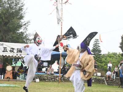 与論十五夜踊り奉納