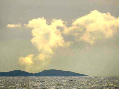 「硫黄鳥島」上空に大規模噴気