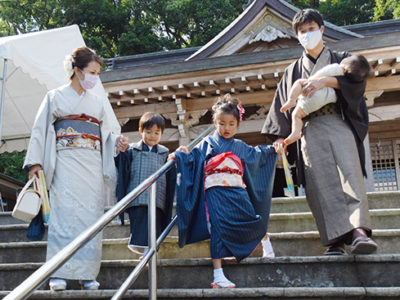 華やかに「七五三」詣で