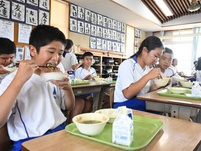 カリブ海地域の料理が給食に