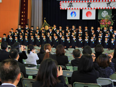 群島各地で小学校卒業式