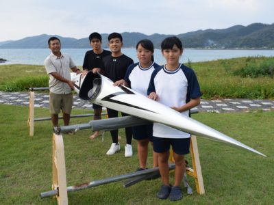 北高に大会用のカヌー寄贈