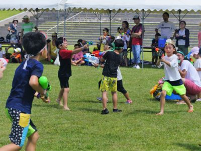 水かけあい笑顔で交流