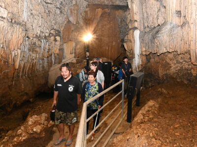 視覚障がい者と「昇竜洞」歩く