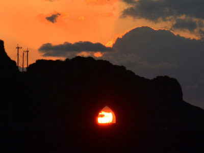 龍の目、真っ赤に光る