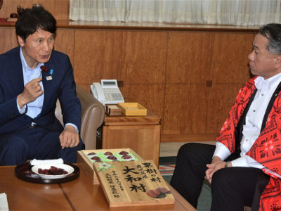 「奄美プラム」知事に贈呈