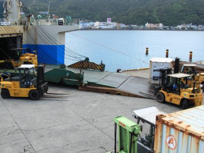 名瀬新港　下り一気に５便入港