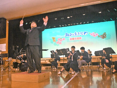 与論と沖縄の児童生徒が音楽で交流