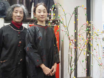 商店街に満開〝餅の花〟