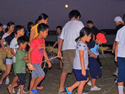 名瀬小湊　伝統の「綱かつぎ」