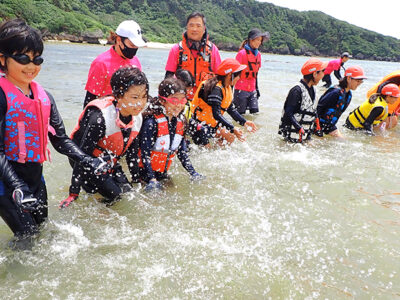 小学生が昔ながらの漁法体験