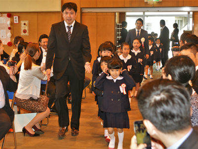 小中学校で入学式