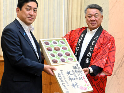 大和村、特産品スモモを塩田知事に贈呈