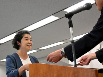 尾辻氏に当選証書