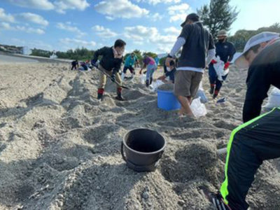 軽石の除去作業に１３０人